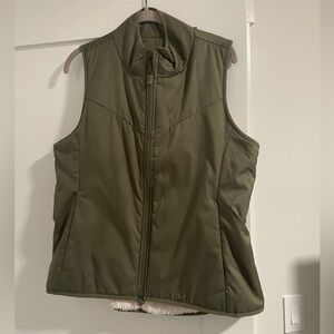 Nike women’s reversible green and white Sherpa vest size small